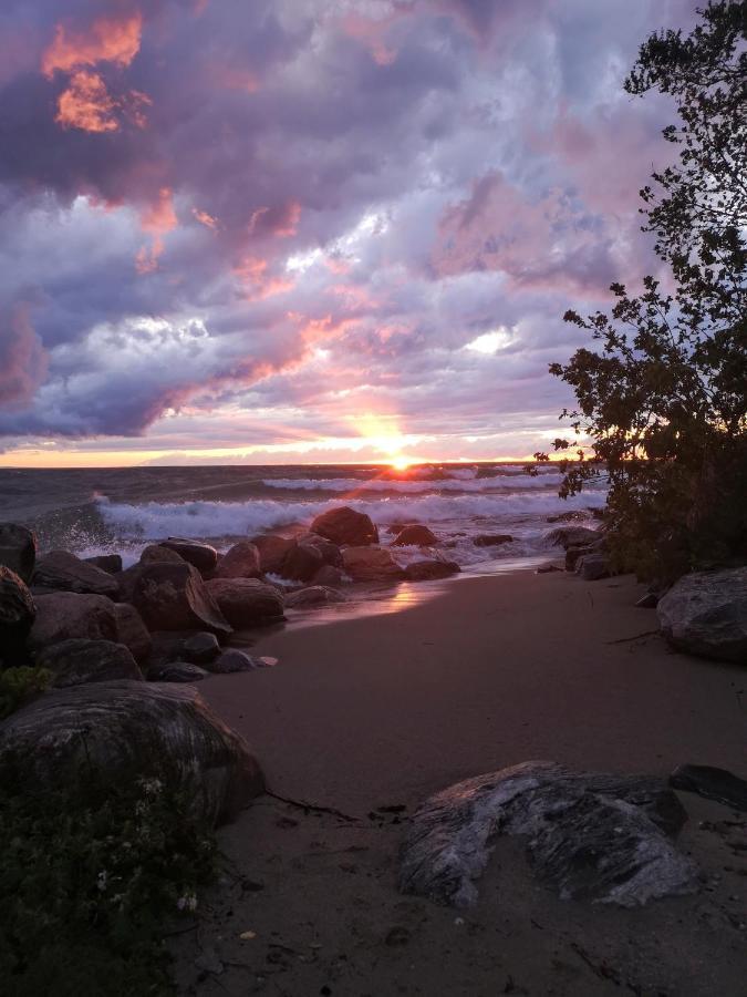 Balm Beach Resort And Motel Экстерьер фото